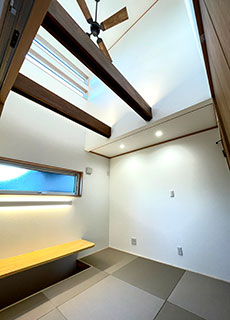 �a���ɂ͔��t���̃e�[�u����ݒu